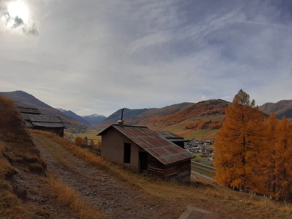Crap de la Parè Livigno. Le case sul sentiero